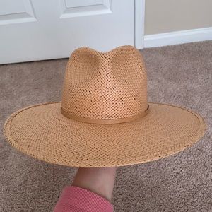 Janessa Leone Arlo hat